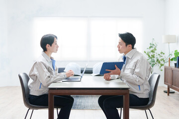 Obraz premium 会議する作業着のビジネスマン