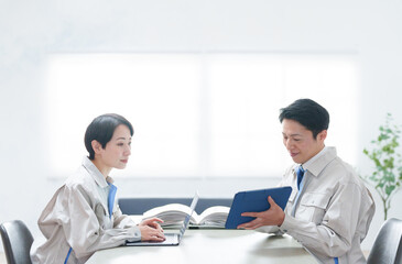 Obraz premium 会議する作業着のビジネスマン