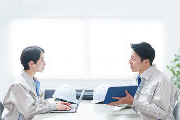 Obraz premium 会議する作業着のビジネスマン