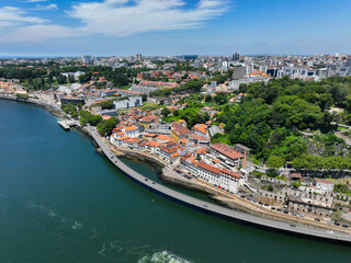 Obraz premium Drone image of central Porto’s riverbank and expansive green park