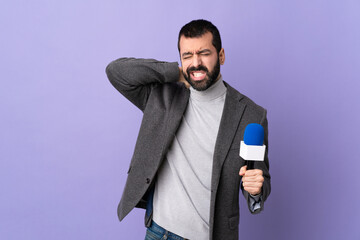 Naklejka premium Adult reporter man with beard holding a microphone over isolated purple background with neckache