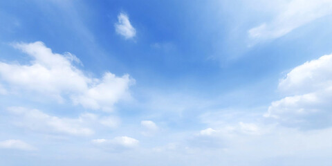 Obraz premium Vivid summer sky with puffy clouds evenly dispersed, creating serene and tranquil atmosphere. bright blue backdrop enhances beauty of clouds