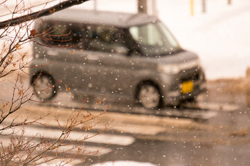 雪道と車