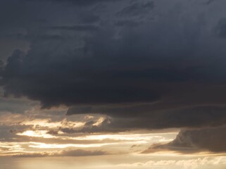 Ciel avant l'orage au coucher de soleil
