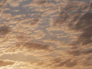 Ciel nuageux au coucher de soleil au printemps