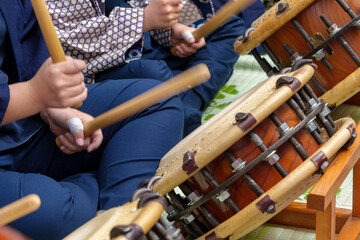 お祭りで太鼓をたたく人たち（日本埼玉県秩父市）
People playing Japanese drums at a festival in Chichibu, Saitama, Japan.