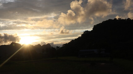 Obraz premium Sunset in the mountains with Indonesian rice fields in the background, a very beautiful view.