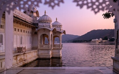 Fototapeta premium spring, Udaipur, Rajasthan ,Lakeside bloom , romance, india, Pink Sunrise Palace on Lake