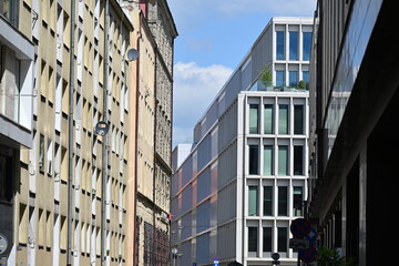 Ulica brukowa miedzy budynkami Wrocław stare i nowoczesne budynki  © Miroslaw