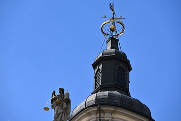 kopuła wydziału prawa uniwersytetu wrocławskiego zdobiona bogata rzeźby fasady © Miroslaw