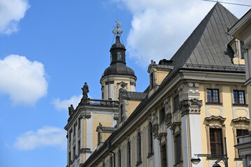 kopuła wydziału prawa uniwersytetu wrocławskiego zdobiona bogata rzeźby fasady © Miroslaw