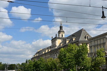kopuła wydziału prawa uniwersytetu wrocławskiego zdobiona bogata rzeźby fasady © Miroslaw
