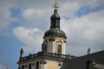 kopuła wydziału prawa uniwersytetu wrocławskiego zdobiona bogata rzeźby fasady © Miroslaw