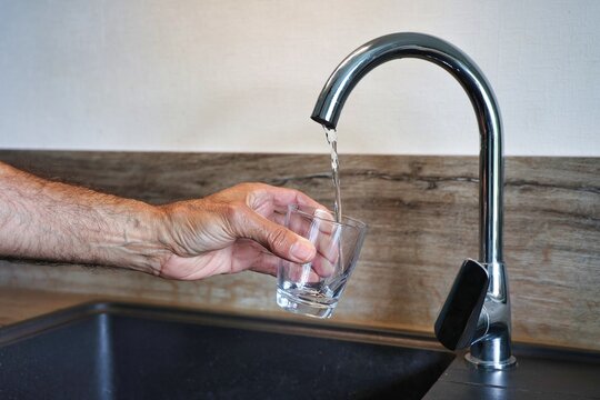 Remplissage d'un verre d'eau au robinet