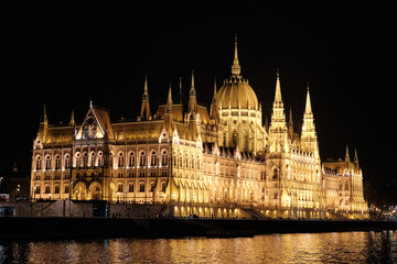Fototapeta premium Night view of the Parliament building in Budapest view from the river