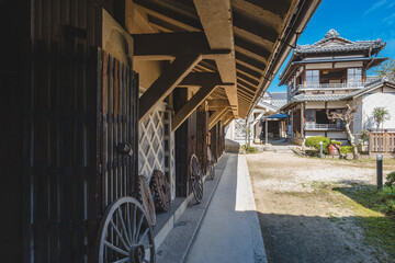 岐阜 岩村城下町 商家の古風な土蔵 © mtaira