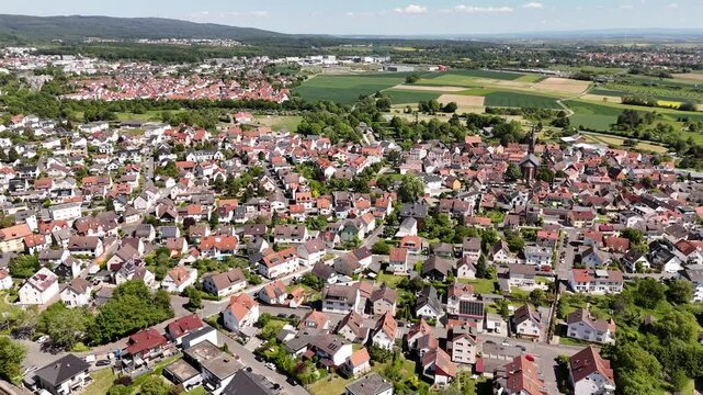 Drohnenaufnahme von Friedrichsdorf Seulberg, Hessen, Vintage-Stil.