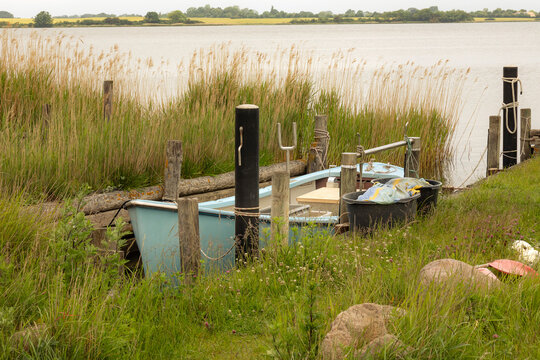 Kleines Fischerboot am Ufer der Schleim&uuml;ndung in Maasholm
