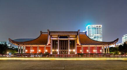 Naklejka premium The Sun Yat-sen Memorial Hall in Taipei, Taiwan, features traditional Chinese architectural design and stands brightly lit at night, honoring the founder of the Republic of China.