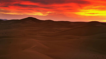 Naklejka premium Sahara desert at sunset