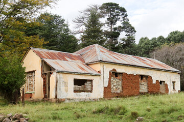 Obraz premium An abandoned and derelict house in the quaint Eastern Cape Highands village of Rhodes, South Africa