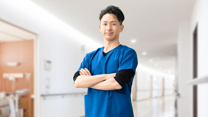 腕組みをする医療スタッフの男性