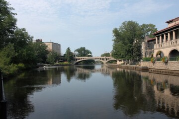 Fototapeta premium Flint River: Urban Landscape and Architectural Wonders Along the Water