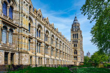 2025-04-26 THE OUTSIDE OF THE NATURAL HISTORY MUSUEM WITH LUSH GROUNDS A NICE SKY IN THE KENINGSTON AREA OF LONDON
