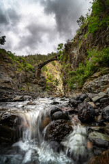 Flussbett vor einer Brücke in der Schlucht der Ängste auf der kanarischen Insel La Palma