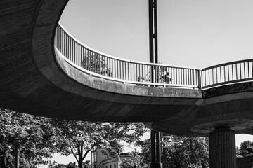 Obraz premium Curved architectural design under a bright sky showcases the beauty of modern infrastructure in an urban landscape