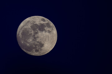 Vollmond in nächtlicher Klarheit