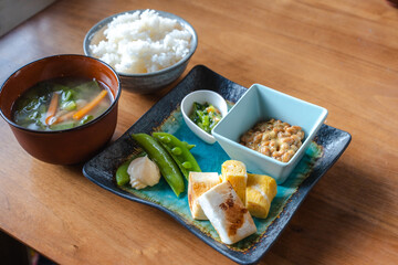 焼き餅と納豆の和朝食ワンプレート