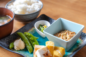 焼き餅と納豆の和朝食ワンプレート