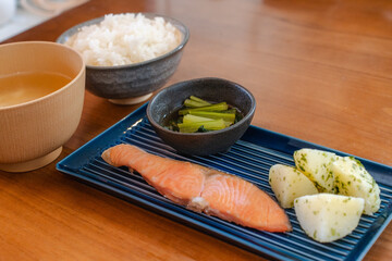 鮭とじゃがいものシンプル和朝食