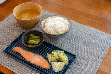 鮭とじゃがいものシンプル和朝食