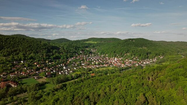 Drohne aus der Fr&auml;nkischen Schweiz in Bayern, Deutschland bei strahlendem Wetter in der Gegend um Hersbruck, N&uuml;rnberg. Wanderparadies mit vielen H&uuml;geln und W&auml;ldern. Zuflug auf Pommelsbrunn