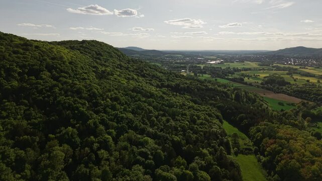 Drohne aus der Fr&auml;nkischen Schweiz in Bayern, Deutschland bei strahlendem Wetter in der Gegend um Hersbruck, N&uuml;rnberg. Wanderparadies mit vielen H&uuml;geln und W&auml;ldern
