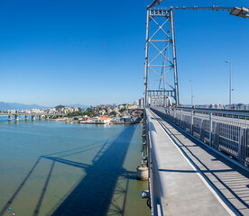  Brasil e uma de suas pontes mais famosas a Ponte Hercílio Luz com o seu metal e sua estrutura de aço Florianópolis Santa Catarina 