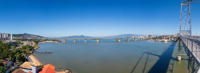 a ilha de Floripa e as pontes que a ligam com o continente Florianópolis SC BR