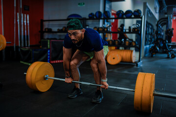 Hombre de 35 años haciendo ejercicio en un gimnacio de Bogotá, Colombia