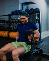 Hombre de 35 años haciendo ejercicio en un gimnacio de Bogotá, Colombia