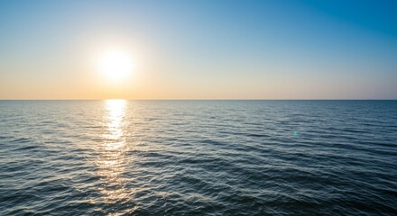Obraz premium Ocean Sunset: Serene Seascape with Golden Light