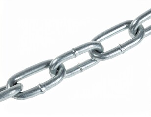 Obraz premium Shiny metallic chain links interlock diagonally across a white backdrop, suggesting strength
