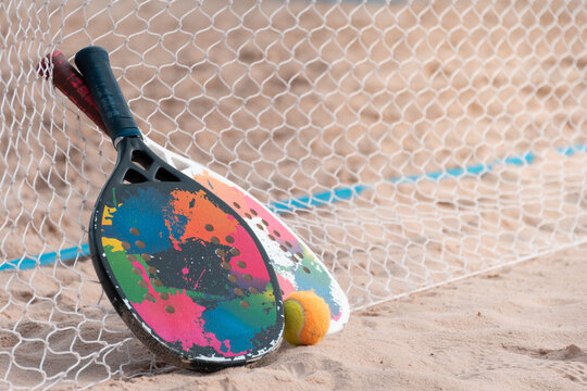 Raquetes de Beach Tenis no ch&atilde;o em quadra de areia