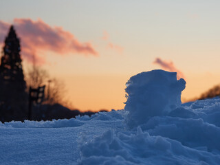 冬の夕方の空と積雪の雪の景色