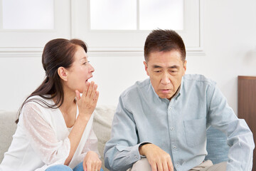 耳が遠いシニア男性　リビング