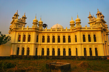 Obraz premium Beautiful Mosque Located In Dhaka, Bangladesh (South Town Jame Masjid) 