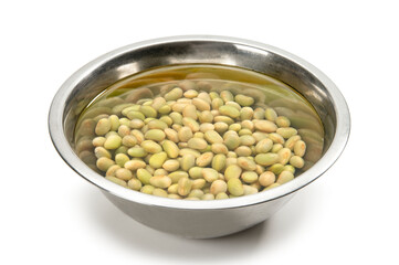 水で戻した山形県産の乾燥青大豆