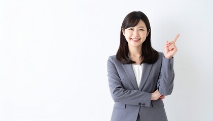 笑顔でスーツを着て指を指す女性