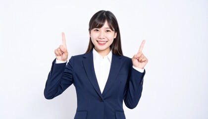 笑顔でスーツを着て指を指す女性